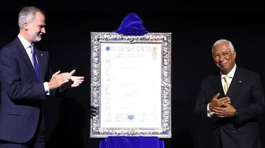 Rei Felipe VI entrega prémio a António Costa e elogia a sua trajetória brilhante