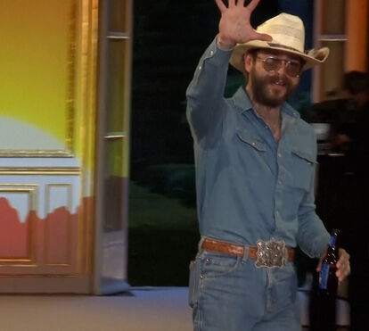 Post Malone apresenta coleção de moda na antiga mansão de Karl Lagerfeld em Paris