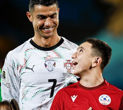 O momento ternurento entre Cristiano Ronaldo e o pequeno adepto que está a correr o mundo