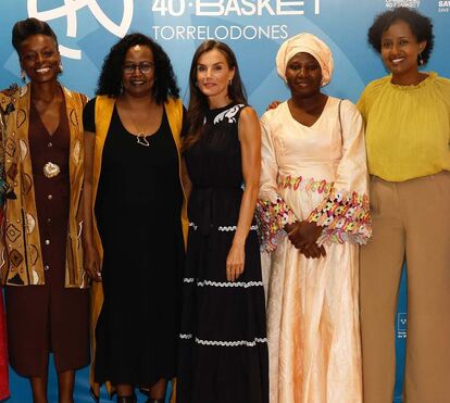 Letizia ao estilo boho! Rainha mostra-se confortável e prática no regresso à vida pública