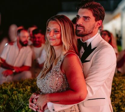 A força discreta ao lado de Rúben Neves que o ampara em silêncio e mudou toda a vida por amor ao craque 