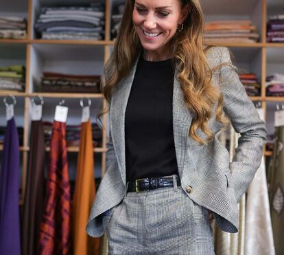 Kate Middleton usa fato xadrez com padrão 'Príncipe de Gales'