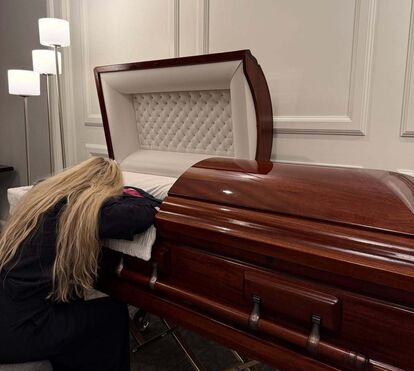 Erika Kirk partilha vídeo a chorar, agarrada ao marido no caixão