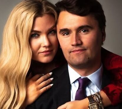 Dor sem fim. Viúva de Charlie Kirk mostra-se devastada a chorar, agarrada ao corpo do marido no caixão 