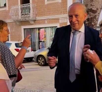 Até parece que estava no 'Plateau'! Pedro Santana Lopes dá pezinho de dança em plena rua
