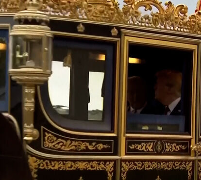 Trump e rei Carlos III viajam juntos de carruagem durante cerimónia de boas-vindas ao Castelo de Windsor