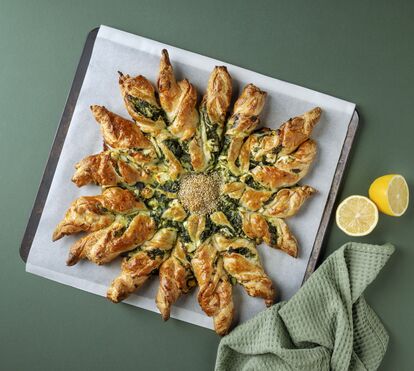 Que maravilha! A tarte de espinafres e queijo feta que é tão bonita quanto deliciosa