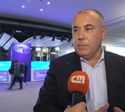 Carlos Rodrigues apresenta no Parlamento Europeu produção da CMTV que relata “a verdadeira história de Rabo de Peixe”