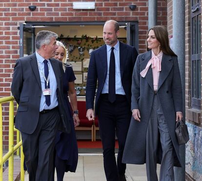 Kate Middleton combina casaco de inverno com um toque romântico bem ao estilo da princesa Diana