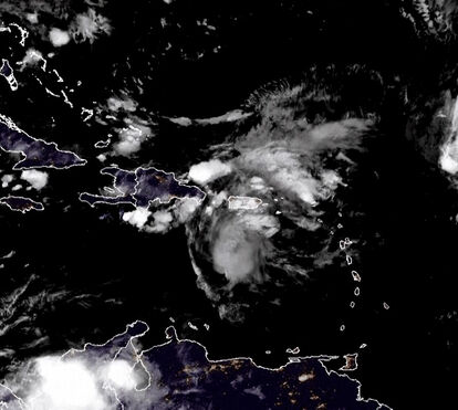 Imagens de satélite mostram tempestade Humberto a formar-se no Atlântico enquanto furacão Gabrielle se aproxima dos Açores  