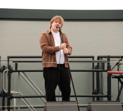 Cantor Lewis Capaldi surpreende ao dar concerto no telhado de supermercado