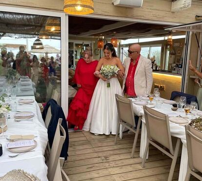 Muita emoção: Cristina Caras Lindas casa a filha em festa na praia 