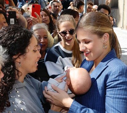 Letizia, Felipe e Leonor recebidos por multidões entusiasmadas em Navarra