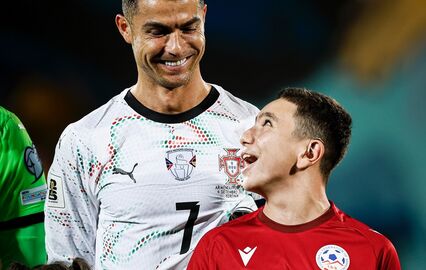 Cristiano Ronaldo incentiva um adepto emocionado durante o hino da Arménia