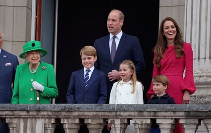 Família real reunida na varanda do Palácio de Buckingham