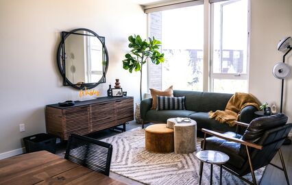 Inspiração de celebridades para uma sala de estar elegante e real