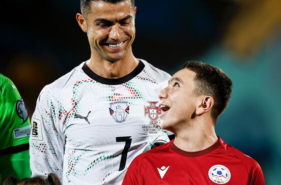 Cristiano Ronaldo incentiva um adepto emocionado durante o hino da Arménia