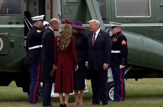 O cumprimento de William e Kate a Melania e Donald Trump na chegada do presidente americano ao Castelo de Windsor  