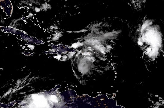 Imagens de satélite mostram tempestade Humberto a formar-se no Atlântico enquanto furacão Gabrielle se aproxima dos Açores  