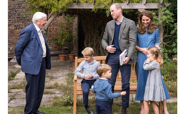 Kate Middleton com a família e Sir David Attenborough