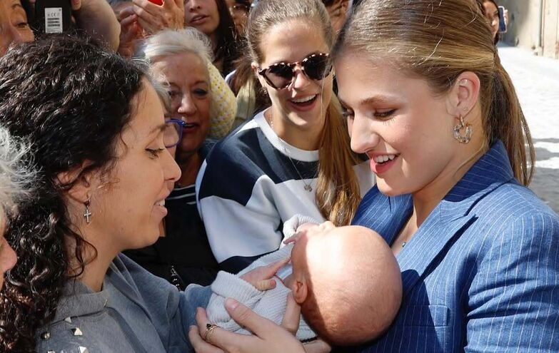 Letizia, Felipe e Leonor recebidos por multidões entusiasmadas em Navarra