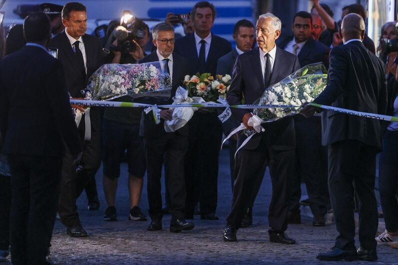 Marcelo, Luís Montenegro e Carlos Moedas homenageiam vítimas junto ao Elevador da Glória, em Lisboa