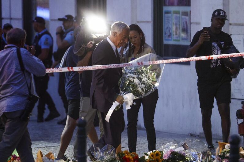 Marcelo Rebelo de Sousa presta homenagem às vítimas junto ao Elevador da Glória, em Lisboa