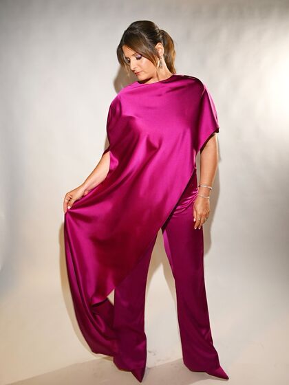 Maria Botelho Moniz veste um elegante conjunto fúcsia