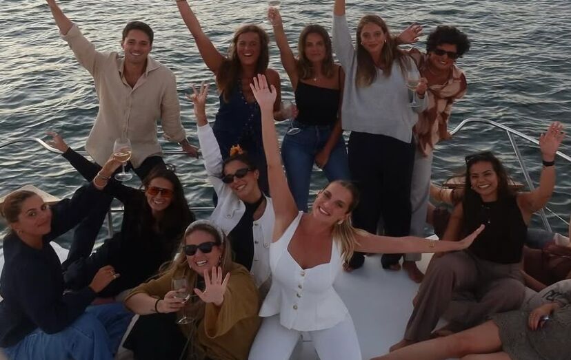 Júlia Palha celebra despedida de solteira com amigos num barco.
