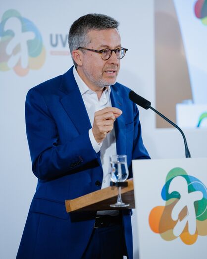 Carlos Moedas enfrenta críticas após tragédia em Lisboa e pedido de demissão
