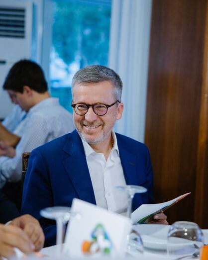 Carlos Moedas enfrenta críticas após tragédia em Lisboa e pedido de demissão