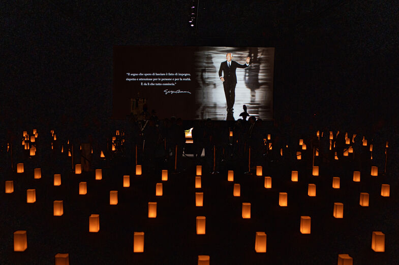 Homenagem a Giorgio Armani com mensagem de "empenho e respeito"