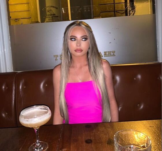 Jovem inglesa enfrenta 25 anos de prisão no Dubai por posse de cocaína. Mãe apela por ajuda