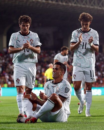 João Cancelo dedica golo a Diogo Jota