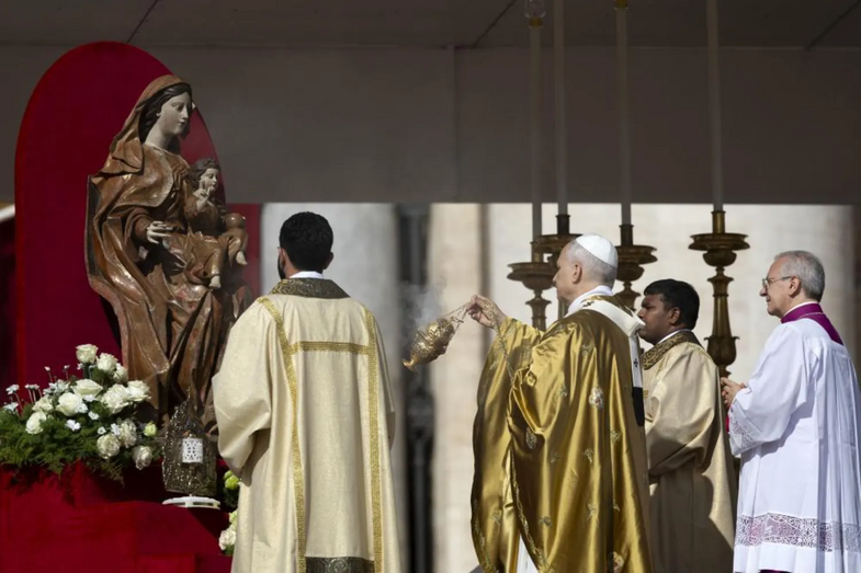 Cerimónia religiosa com o Papa Francisco e estátua de Maria com o menino Jesus