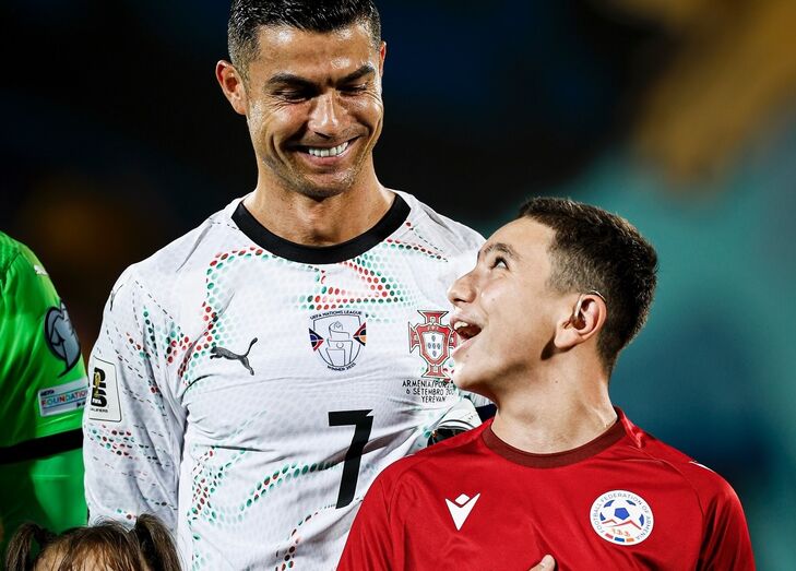 Cristiano Ronaldo incentiva um adepto emocionado durante o hino da Arménia