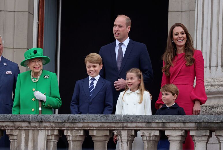 Família real reunida na varanda do Palácio de Buckingham