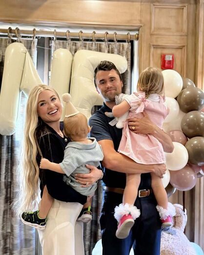 Erika Kirk e Charlie Kirk com os filhos