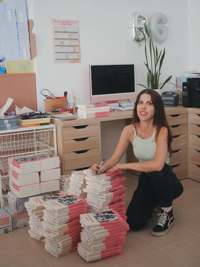Helena Magalhães lança "Atos de Desobediência", um romance sobre traumas e hipocrisia no mercado literário