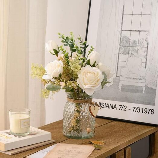Decoração para o tempo mais frio com flores brancas e apontamentos rústicos