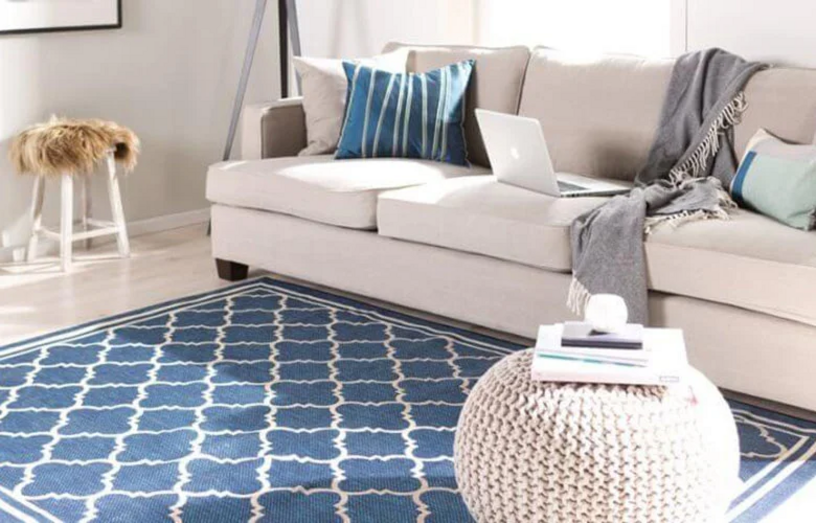 Decore a casa para o tempo frio: sofá, tapete azul e pufe