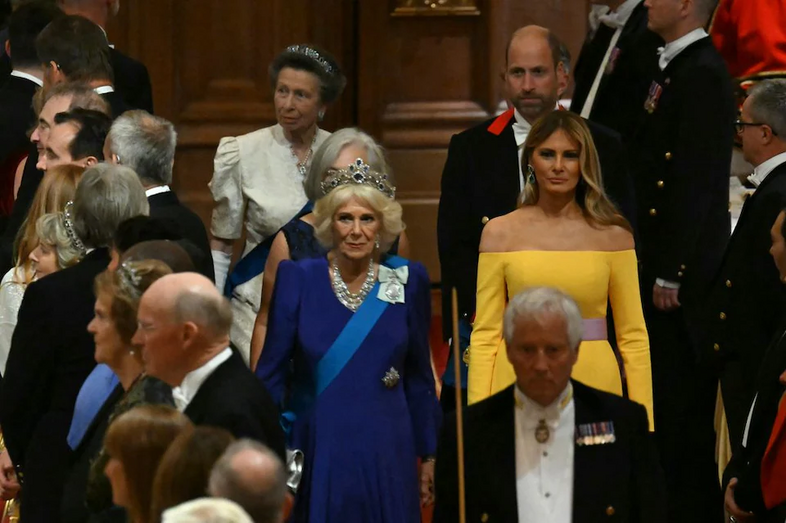 Camilla e Melania Trump no banquete oferecido por Carlos III no Castelo de Windsor