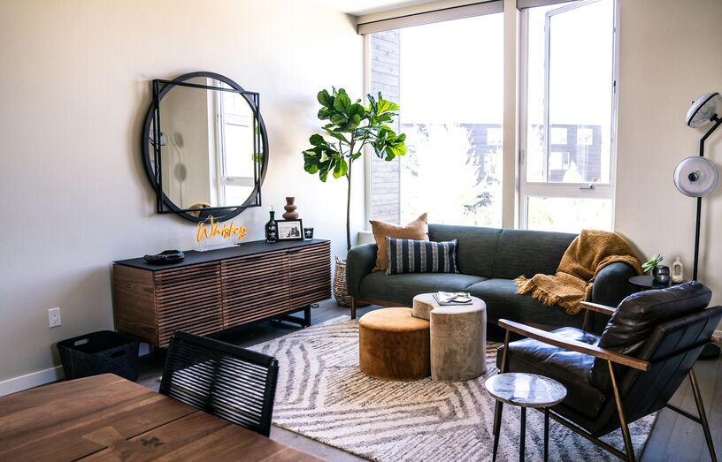 Inspiração de celebridades para uma sala de estar elegante e real
