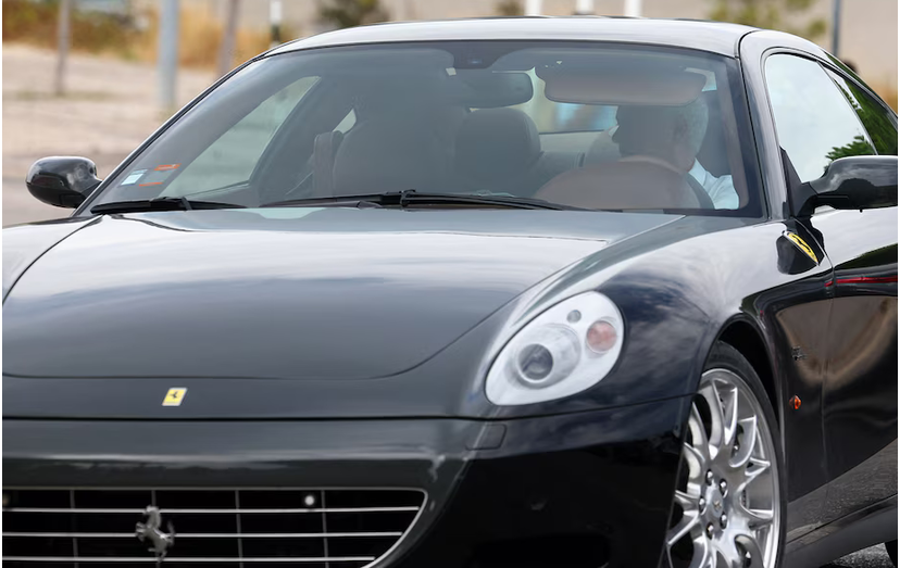 José Mourinho chega ao Seixal num Ferrari 612 Scaglietti