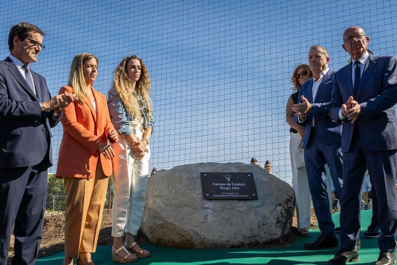 Homenagem a Diogo Jota com família e representantes da Associação de Futebol do Porto