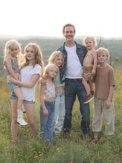 James Van Der Beek com os seis filhos