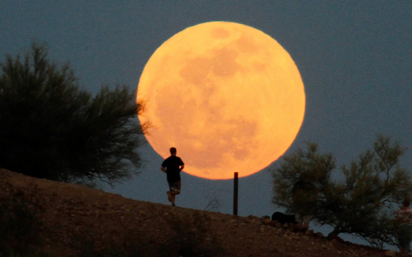 Super-lua de outubro: brilho intenso e proximidade máxima da Terra.
