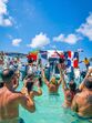 Rui Bandeira anima turistas em festa aquática na República Dominicana.
