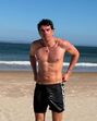Vasco Pereira Coutinho exibe forma física na praia