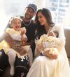 Neymar com as filhas Mel e Mavie em momento familiar ternurento